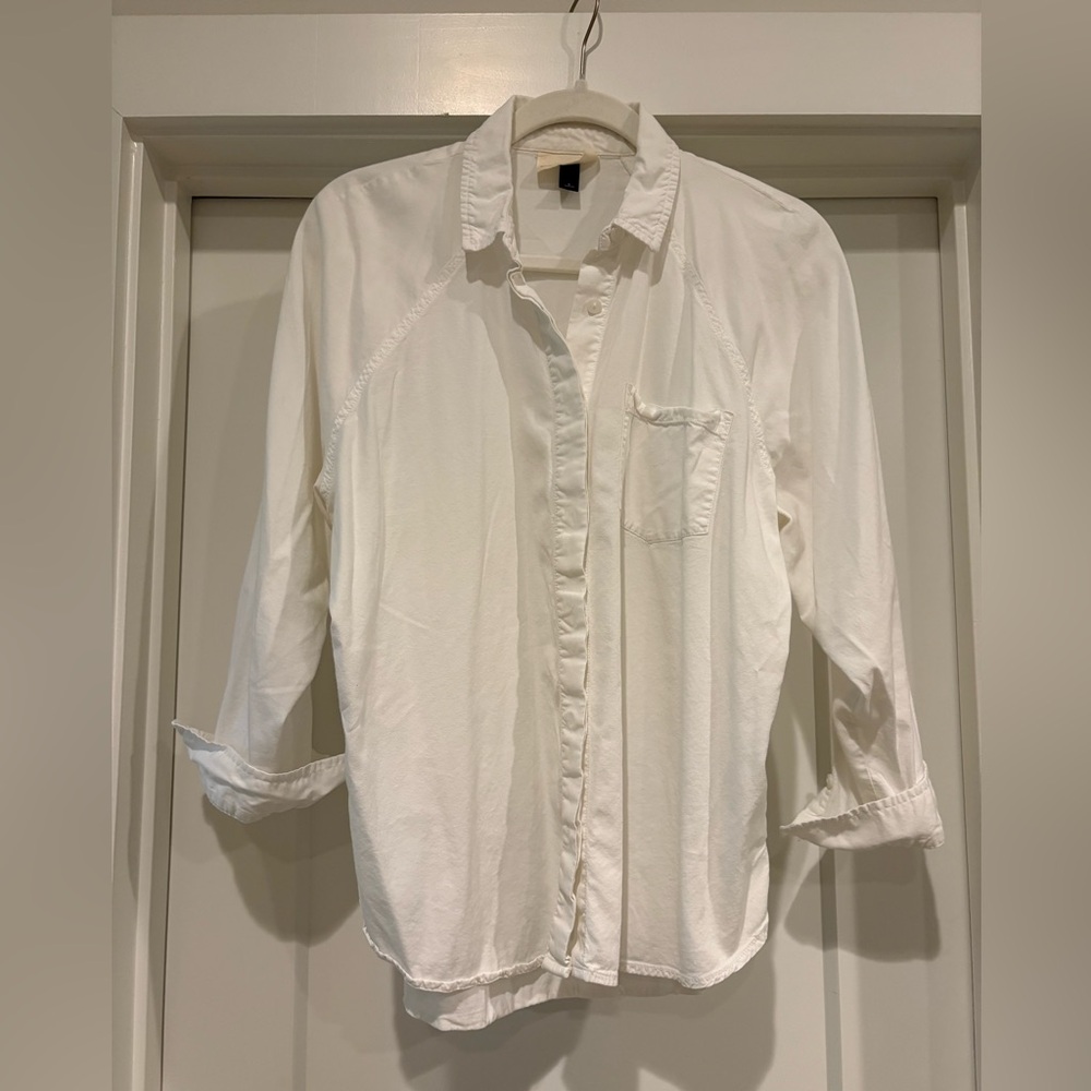 Classic White cotton blend Universal Thread Shirt. A Casual & laidback look